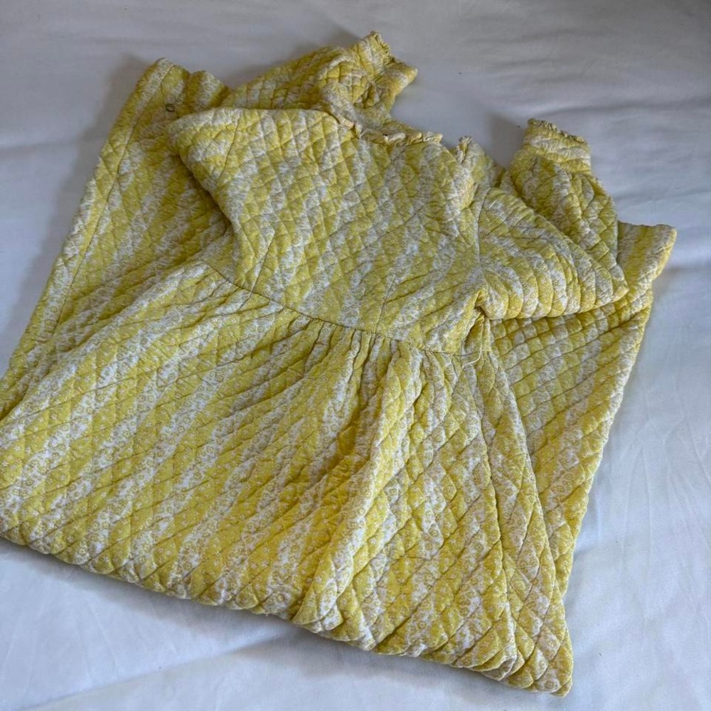 70s‎ yellow quilted house dress Ladybug brand fits like an xs - Picture 7 of 7